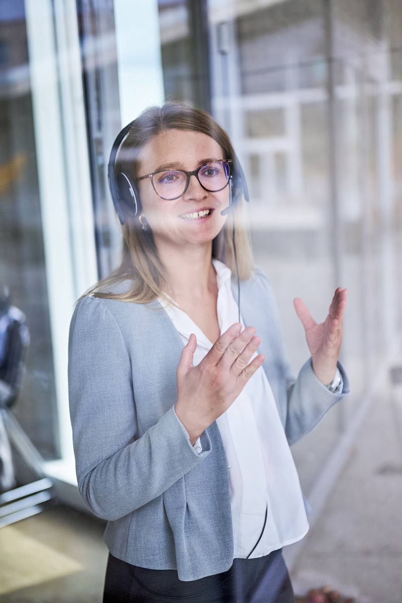 Lynn schneg sitzt drau&szlig;en auf einem gro&szlig;en Felsblock