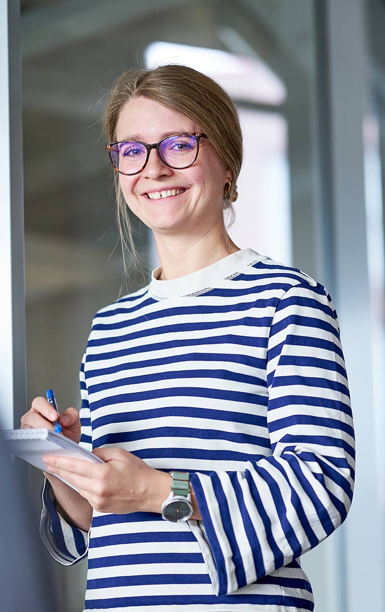 Lynn Schneg notiert sich etwas auf einem Zettel